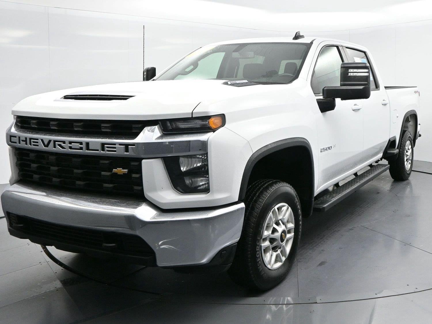 Used 2022 Summit White Chevrolet LT image 2