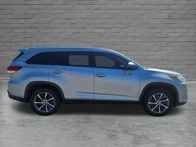 Used 2019 Silver Toyota XLE image 6