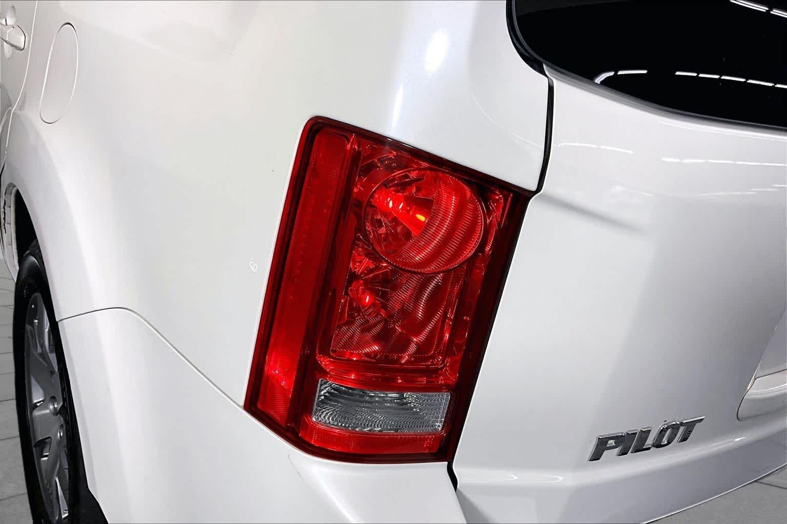 Used 2014 White Diamond Pearl Honda Touring image 28