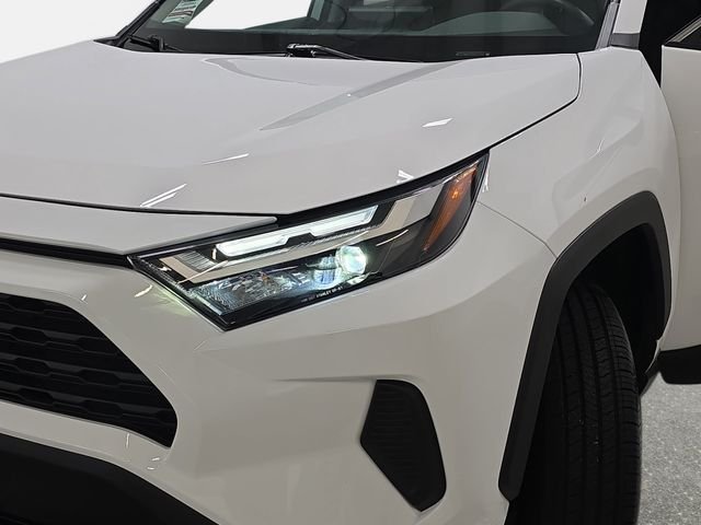 Used 2025 White Toyota XLE image 30