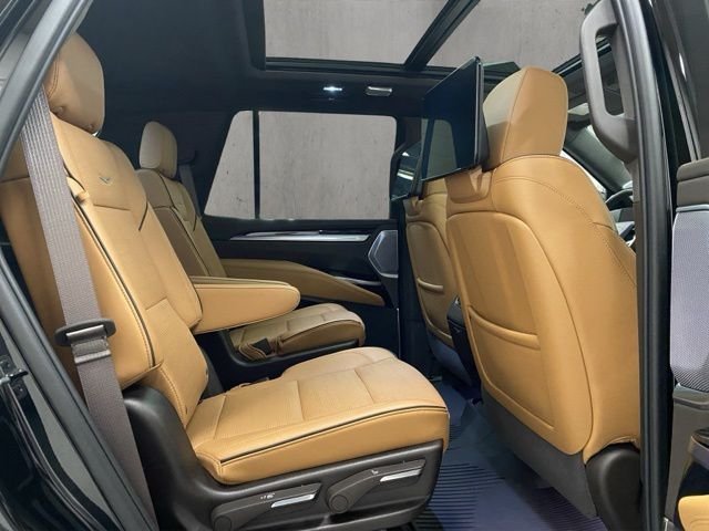 Used 2025  Cadillac Premium Luxury image 22