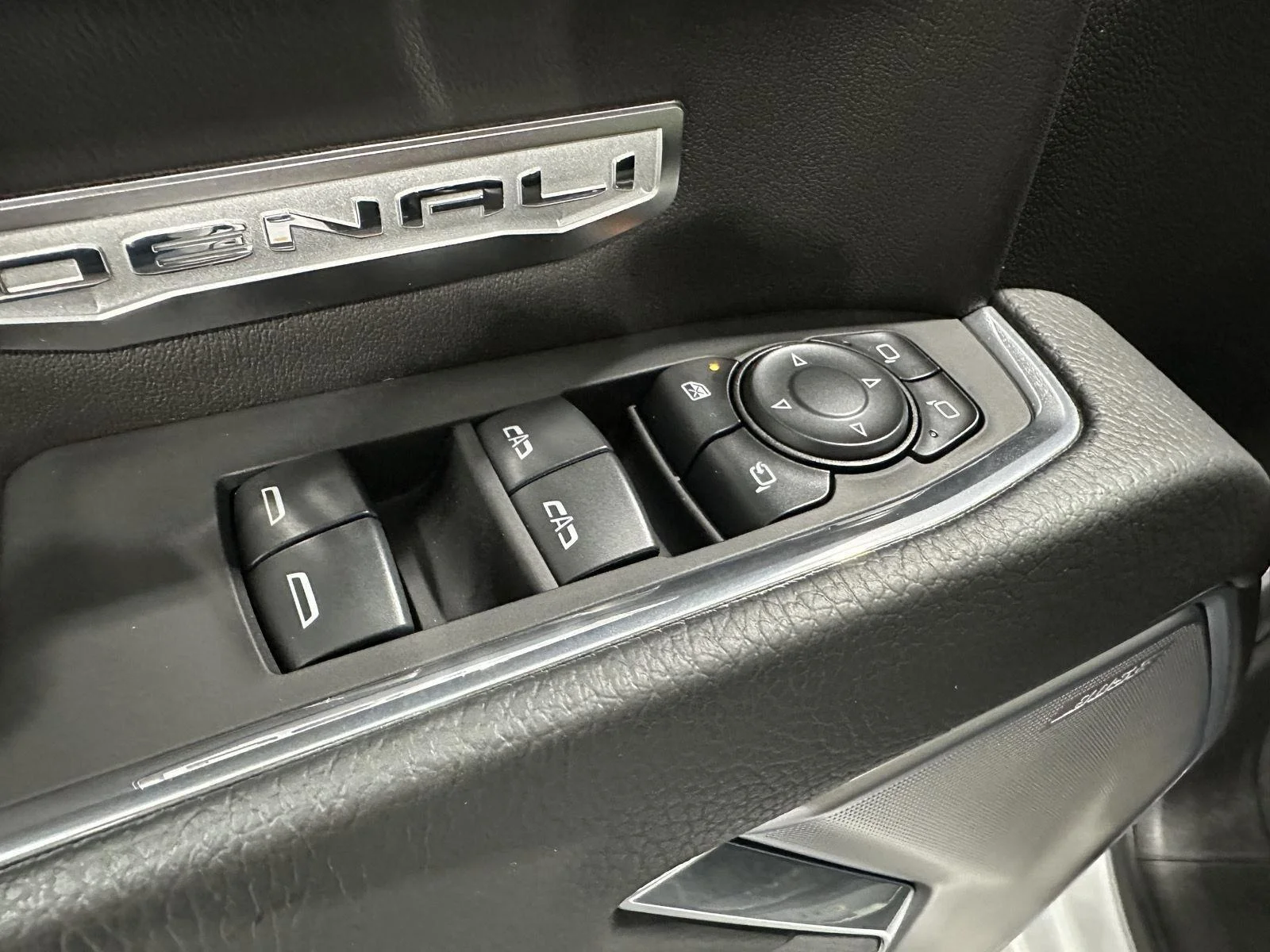 Used 2024 White Frost Tricoat GMC Denali image 23