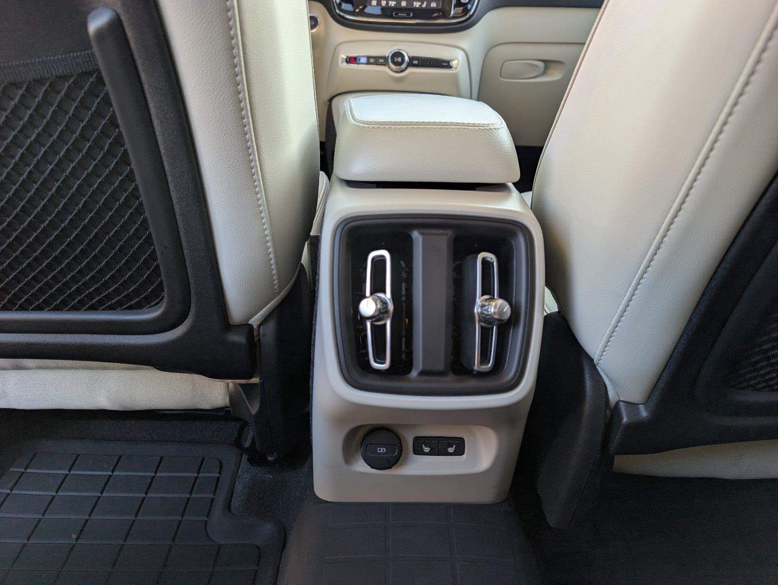 Used 2024 Vapor Grey Metallic Volvo Plus Bright Theme image 33