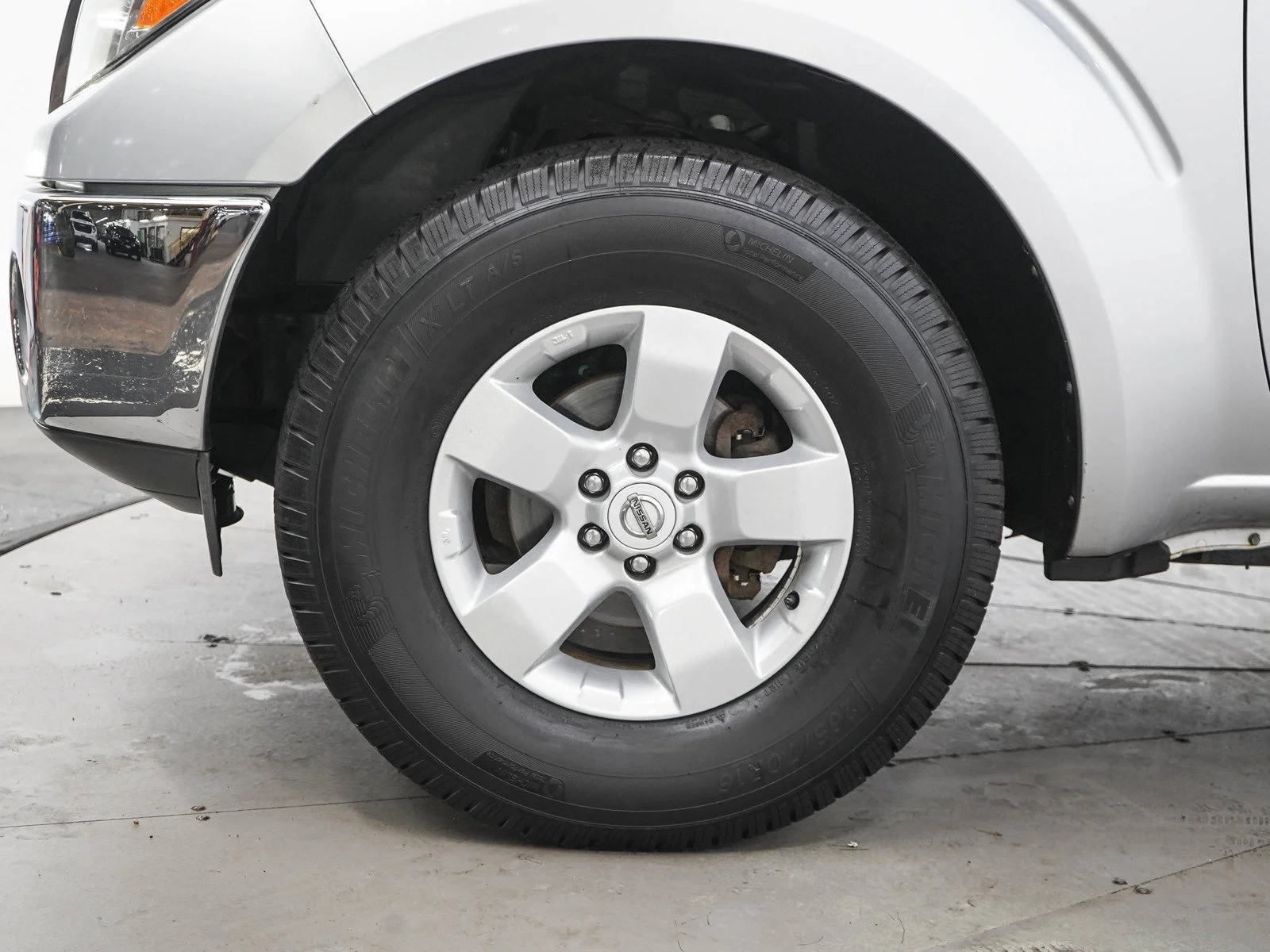 Used 2009 Silver Lightning Metallic Nissan SE image 20