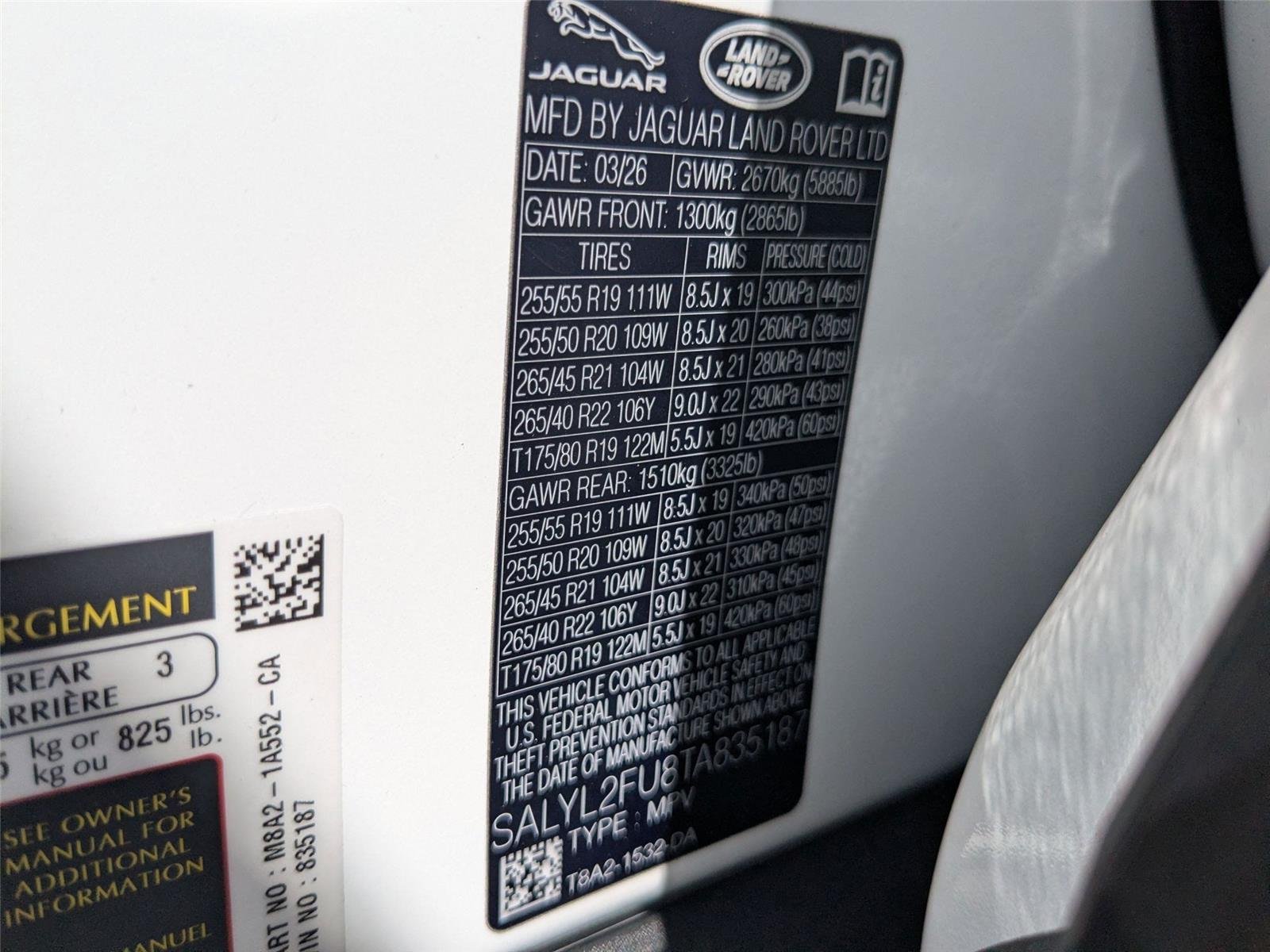 New 2026 Ostuni Pearl White Premium Metallic Land Rover Dynamic SE image 36