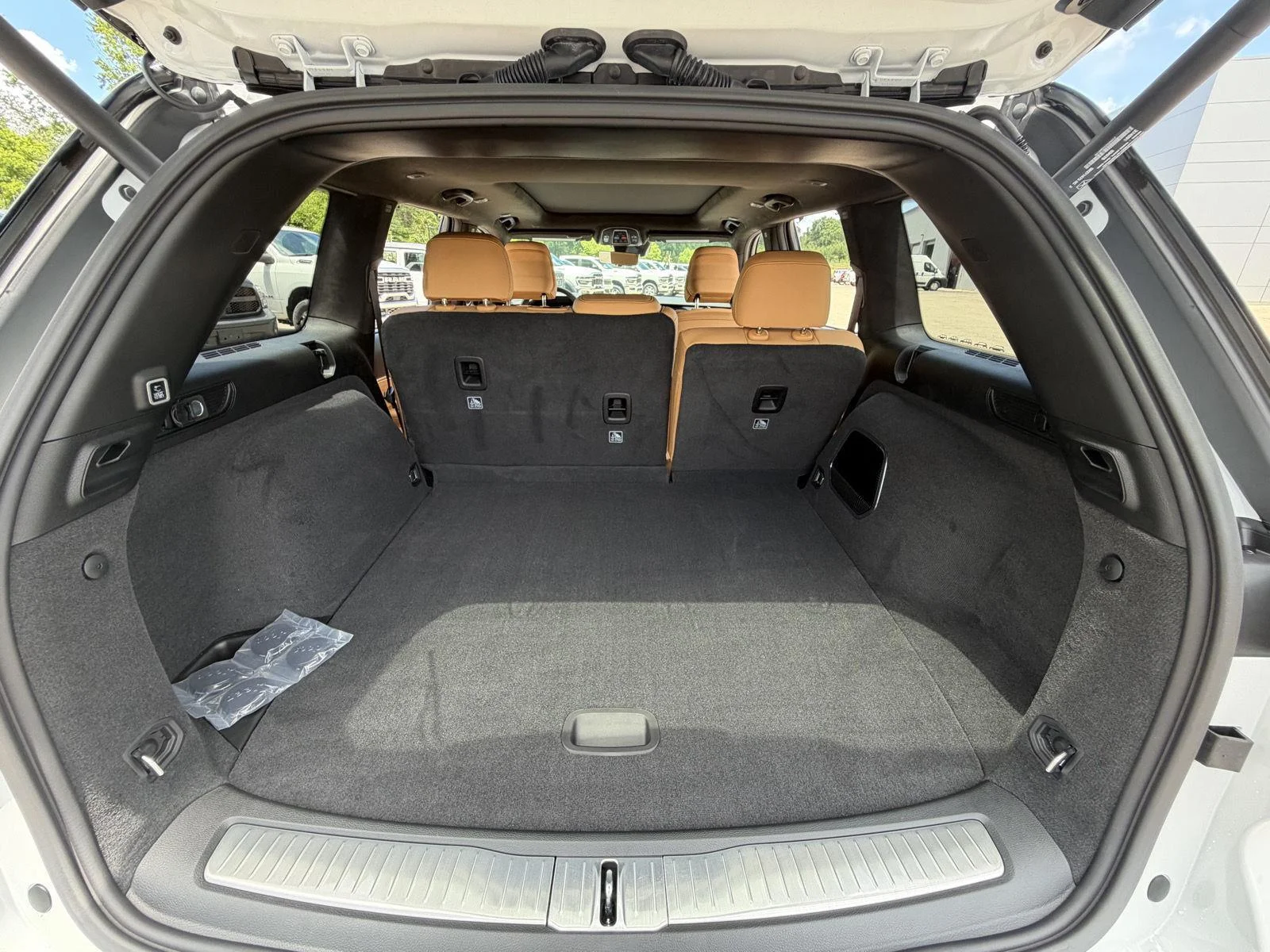 New 2026 Bright White Clear-Coat Exterior Paint Jeep Summit image 19