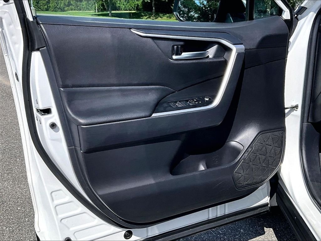 Used 2025 White Toyota XLE image 9
