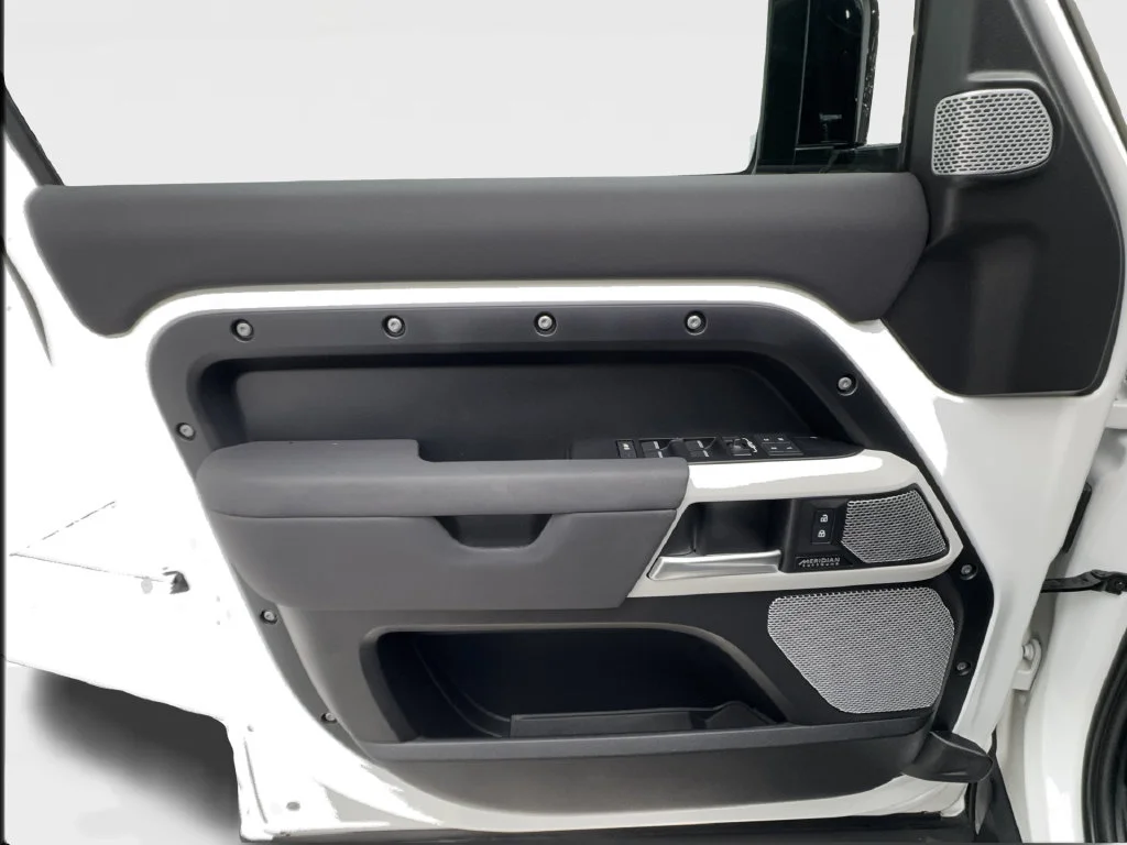 Used 2023 White Land Rover SE image 23