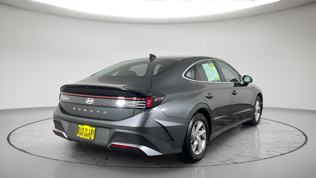 Used 2025 Portofino Gray Hyundai SE image 3