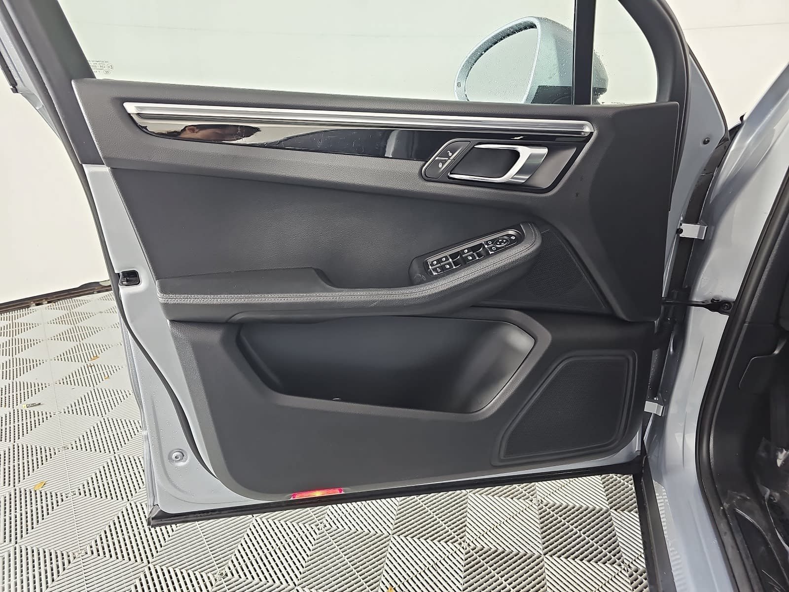 Used 2018 Silver Porsche  image 25