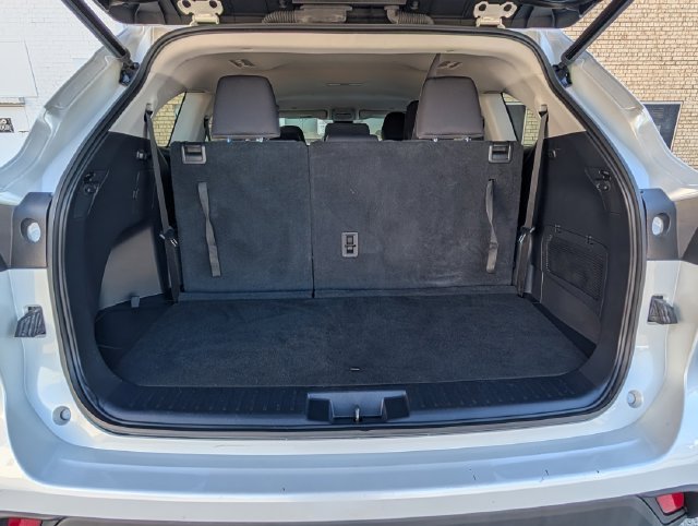 Used 2023 Off-white Toyota LE image 21