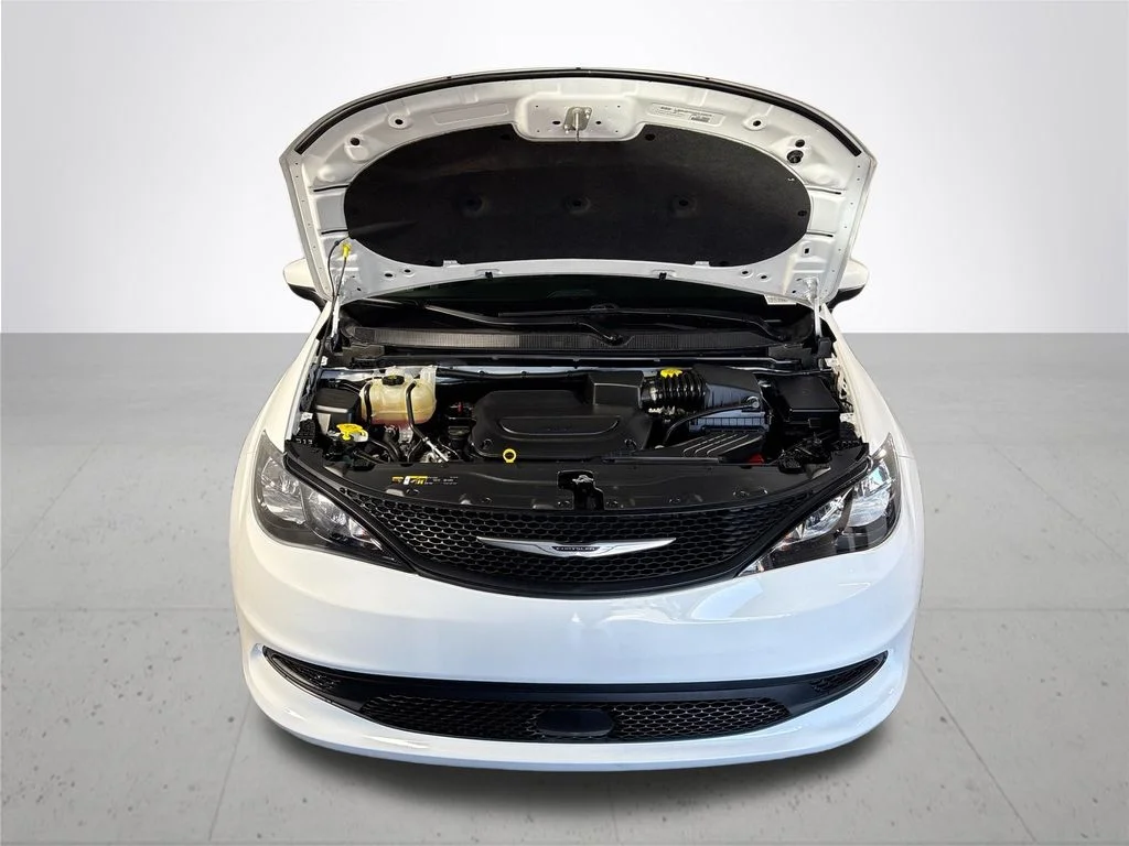 Used 2022 White Chrysler LX image 20