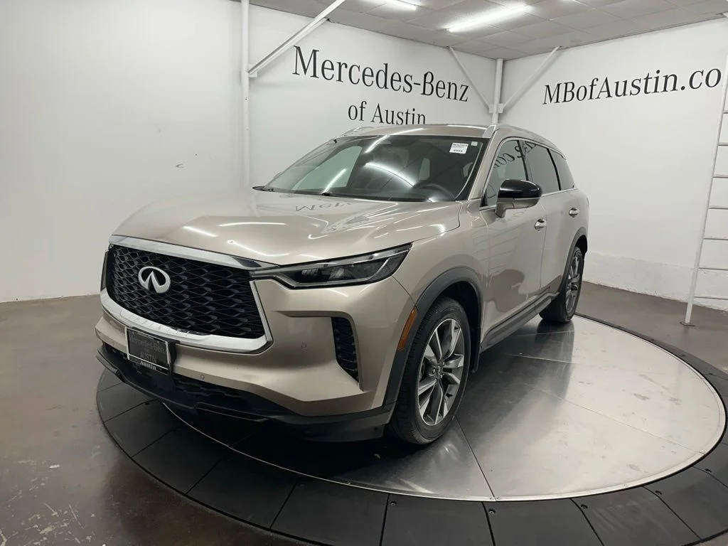 Used 2023 Silver INFINITI LUXE image 3
