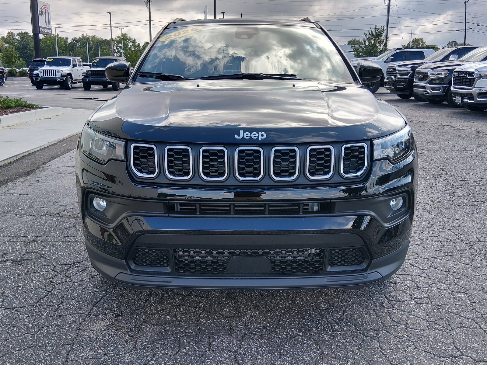 Used 2026 Diamond Black Crystal Pearl Coat Jeep Latitude image 8