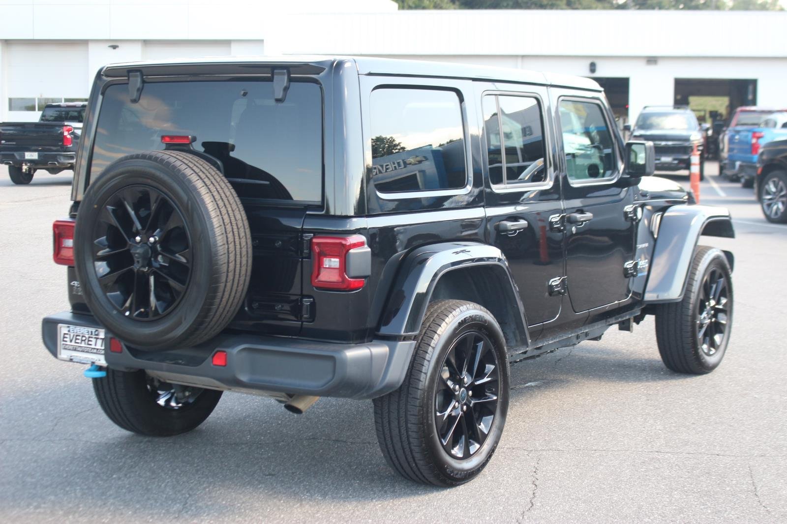 Used 2024  Jeep Sahara image 7
