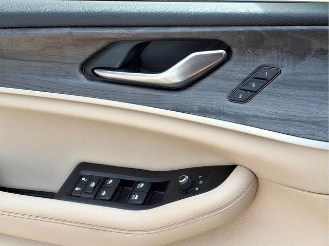 Used 2023  Jeep Limited image 17