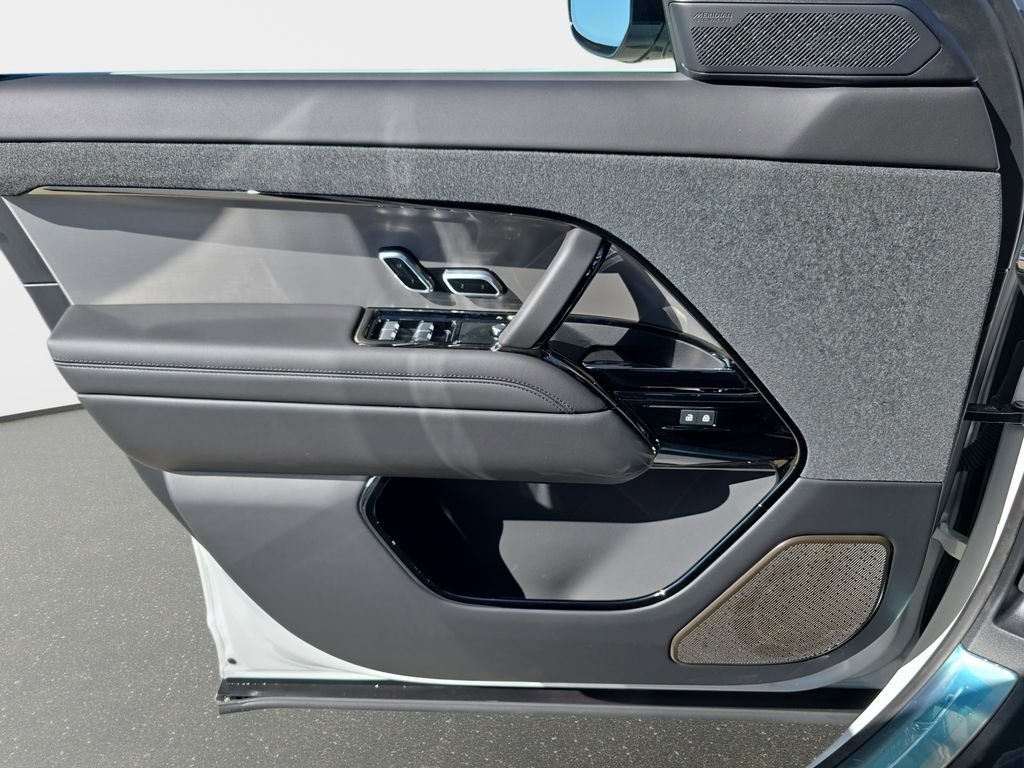 New 2026 Fuji White Land Rover Dynamic SE image 28