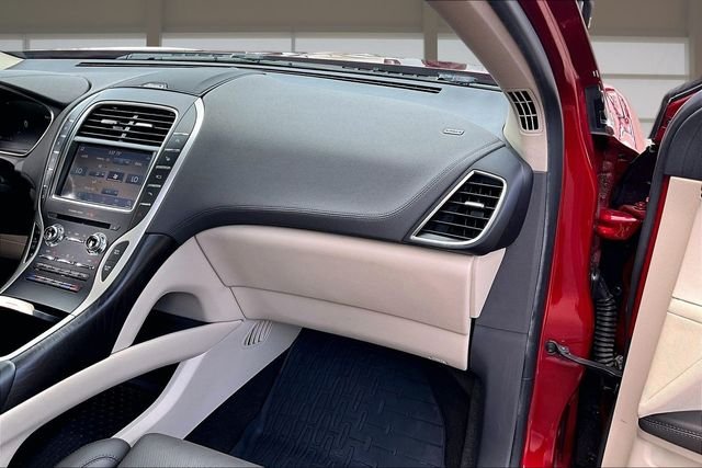 Used 2020 Red Lincoln Reserve image 17