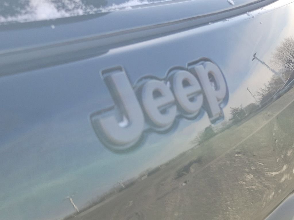 New 2026 Diamond Black Crystal Pearlcoat Jeep Latitude image 10