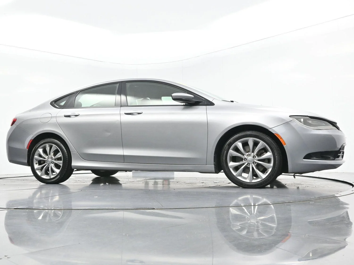 Used 2015 Billet Silver Metallic Clearcoat Chrysler S image 41