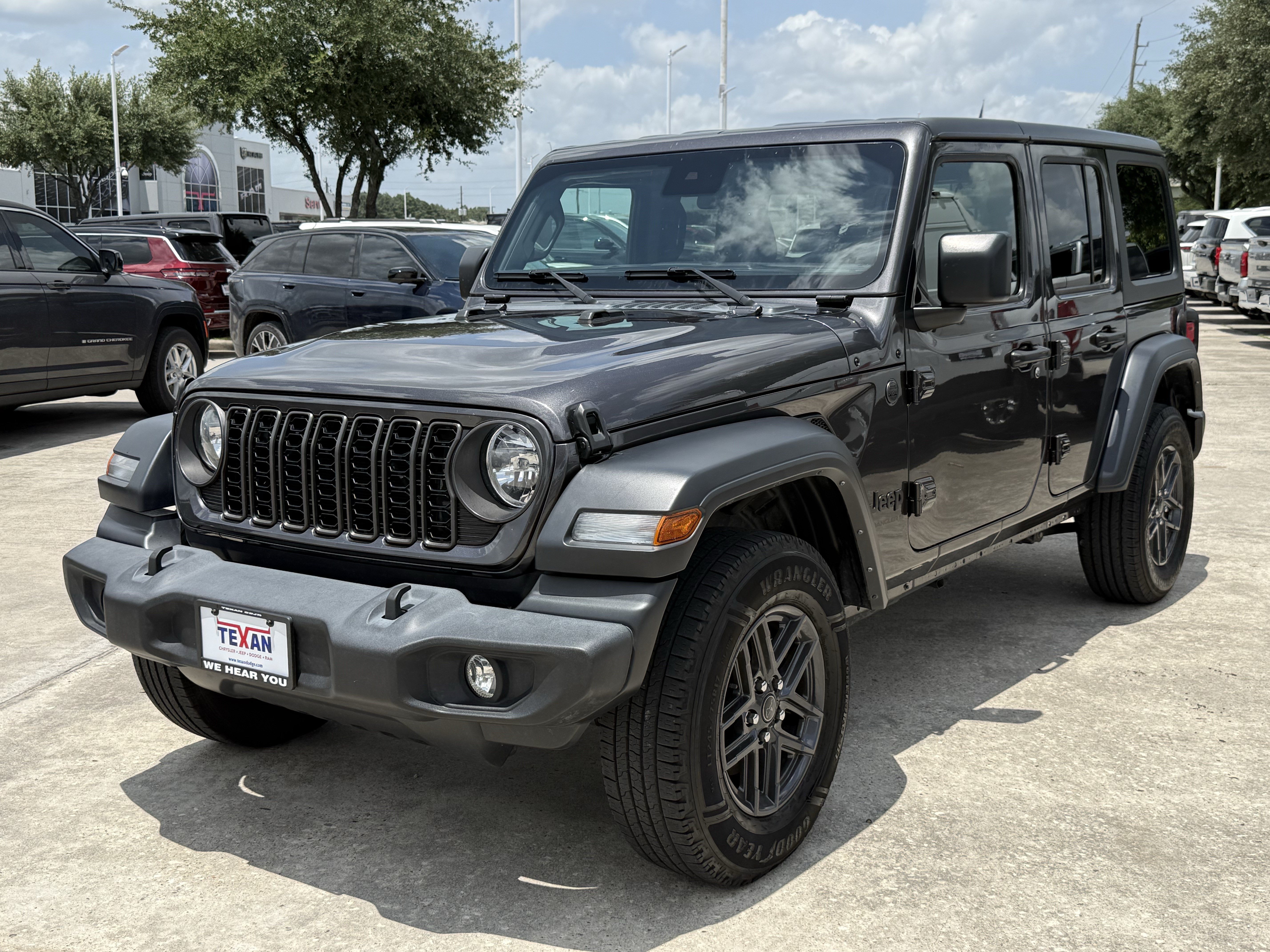Used 2024 Granite Crystal Metallic Clearcoat Jeep  image 8
