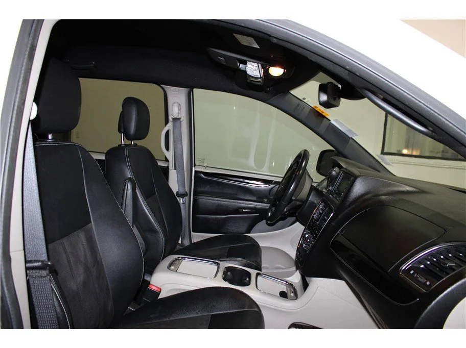 Used 2019 White Knuckle Clearcoat Dodge SXT image 24