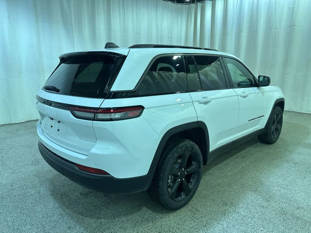 New 2026 Bright White Clear-Coat Exterior Paint Jeep Limited image 8