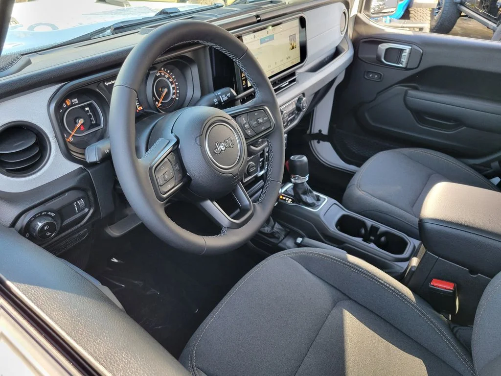 2026 Jeep Gladiator photo 2