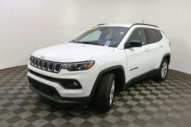 Used 2024 White Jeep Latitude image 5