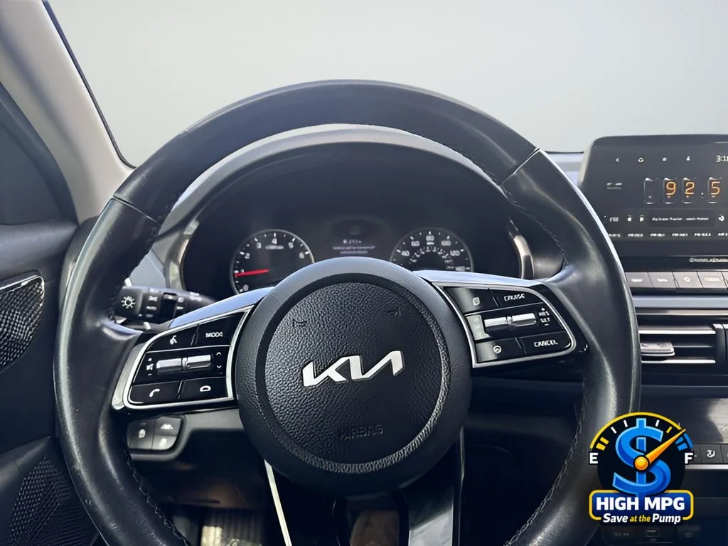 Used 2022 White Kia S image 13