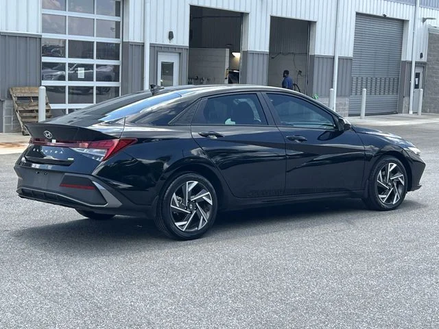 Used 2025 Black Hyundai SEL Sport image 13