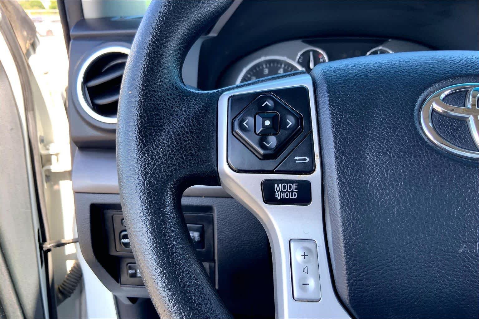 Used 2017 Super White Toyota SR5 image 22