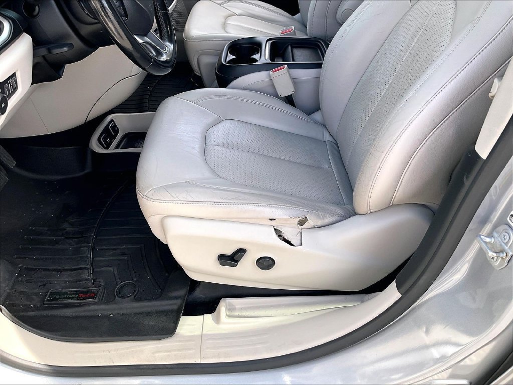 Used 2019 Billet Silver Metallic Clearcoat Chrysler Touring L image 32