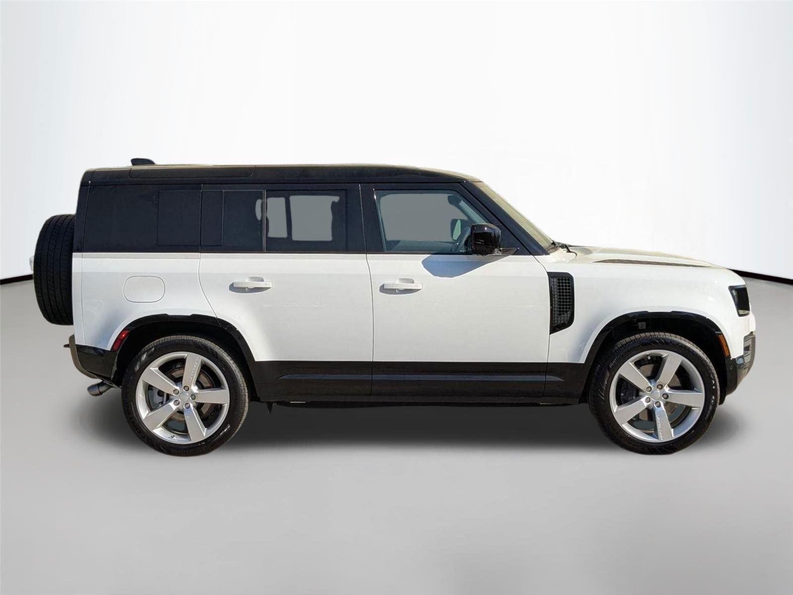 Used 2025 Fuji White Land Rover X-Dynamic SE image 4