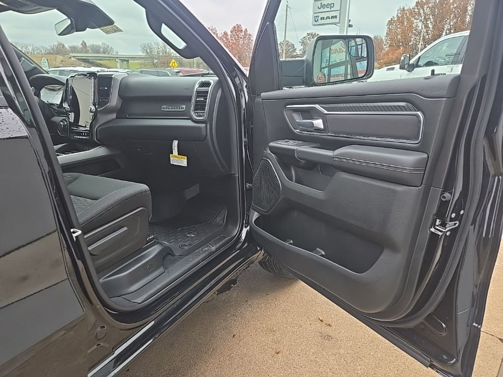 New 2026 Diamond Black Crystal Pearl-Coat Exterior Paint RAM Big Horn/Lone Star image 81