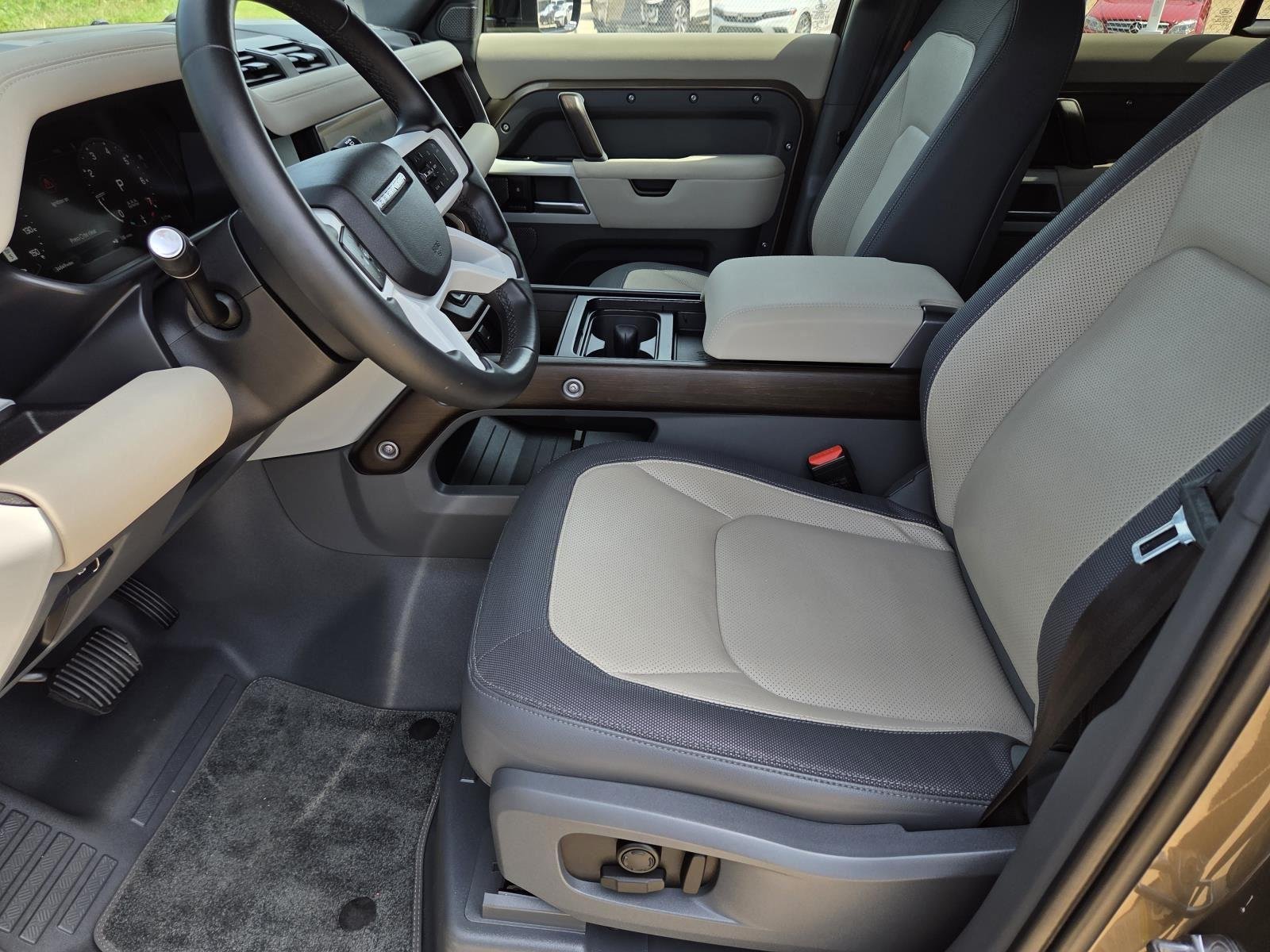 Used 2023  Land Rover X-Dynamic SE image 32