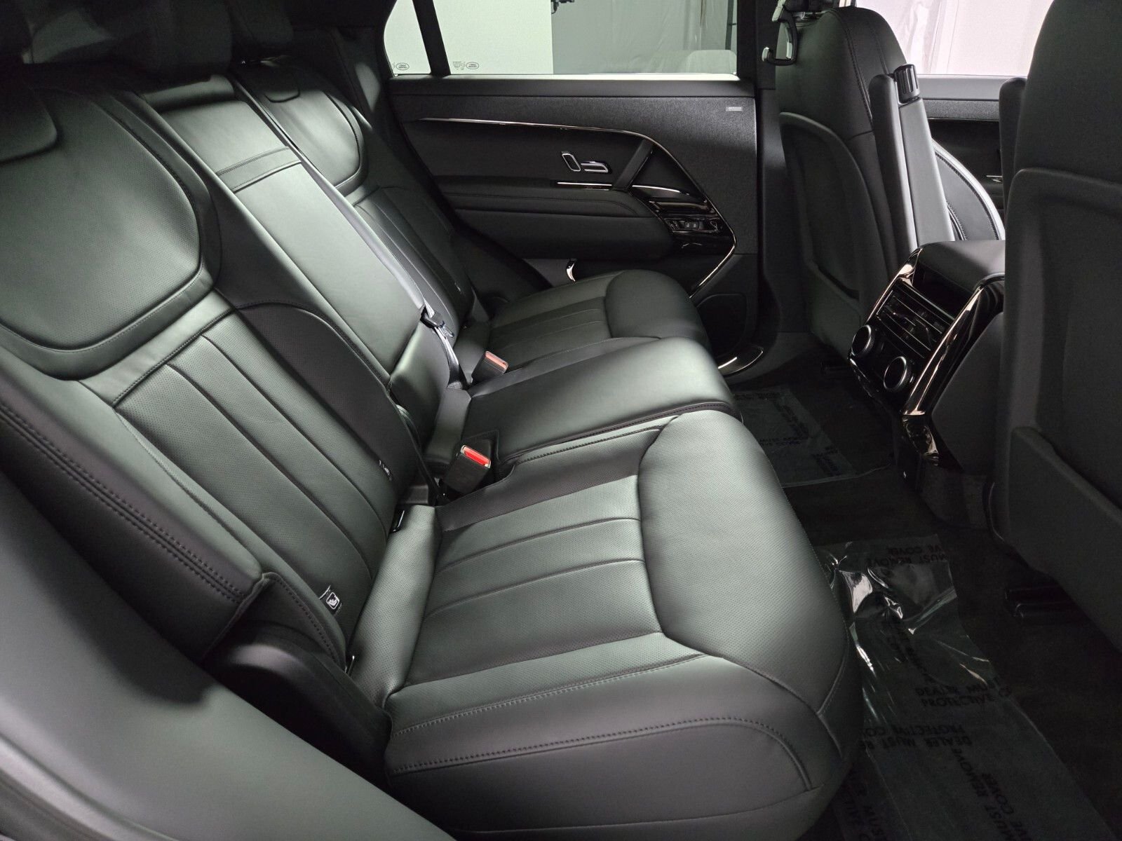 New 2026 Santorini Black Land Rover Dynamic SE image 18