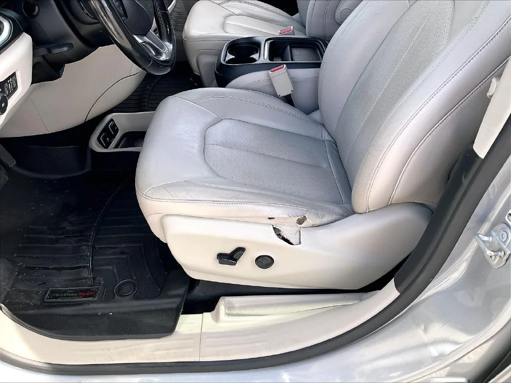 Used 2019 Billet Silver Metallic Clearcoat Chrysler Touring L image 32