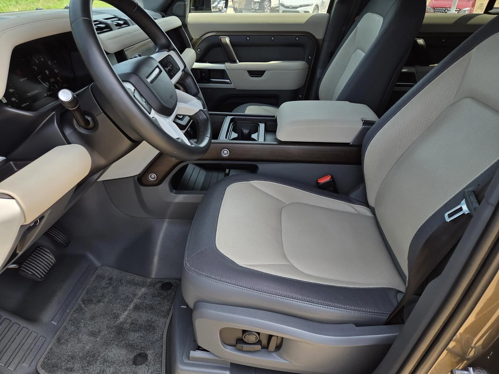 Certified Used 2023  Land Rover X-Dynamic SE image 32