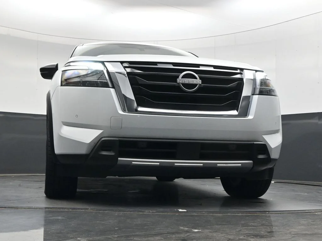 Used 2025 White Nissan Platinum image 47