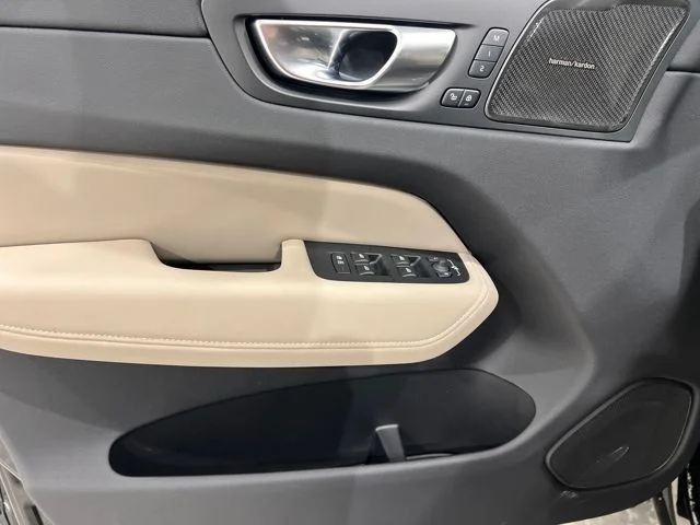 2026 Volvo XC60 Plus - Photo 10