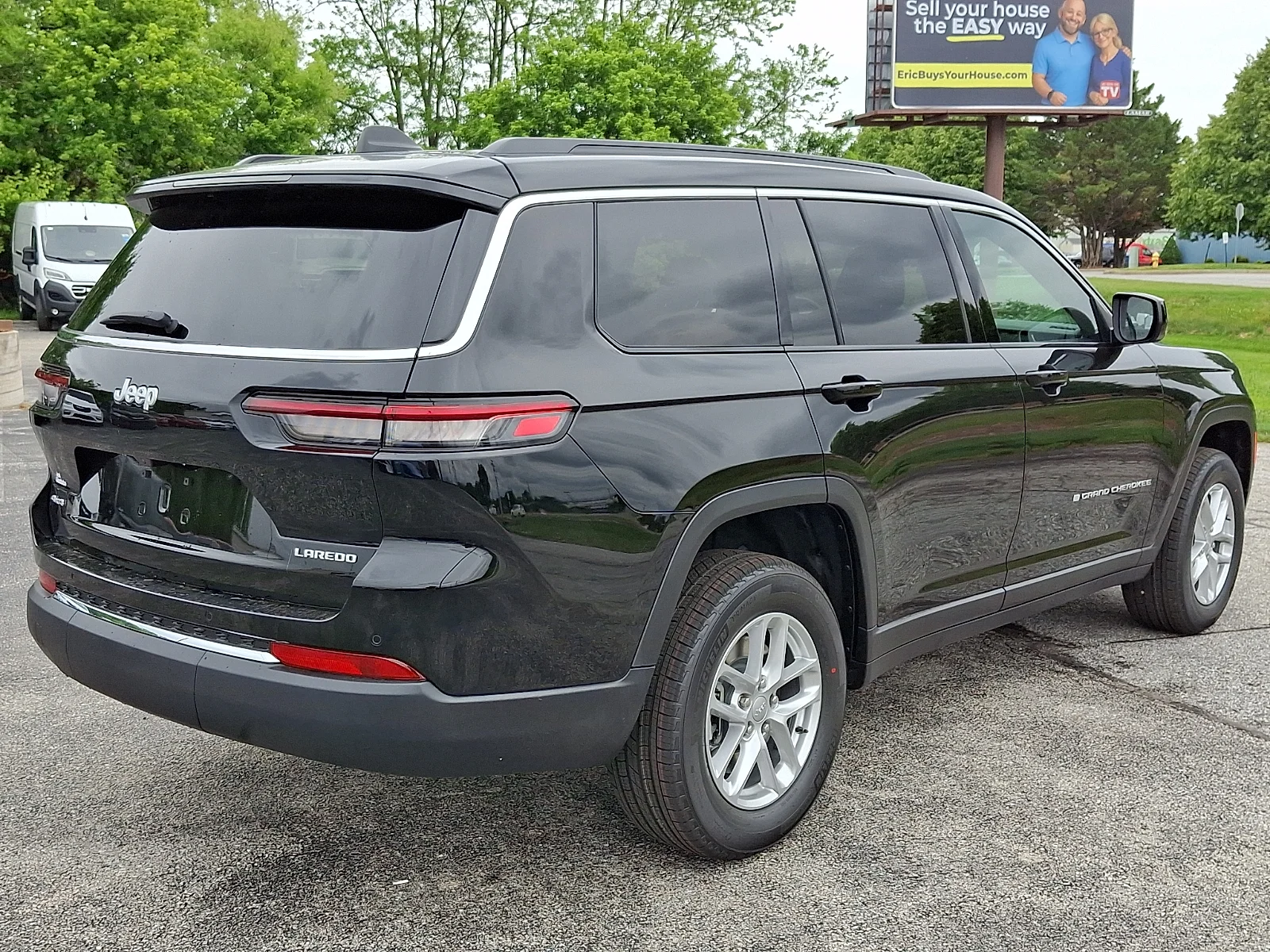 New 2026 Diamond Black Crystal Pearl-Coat Exterior Paint Jeep Laredo X image 5
