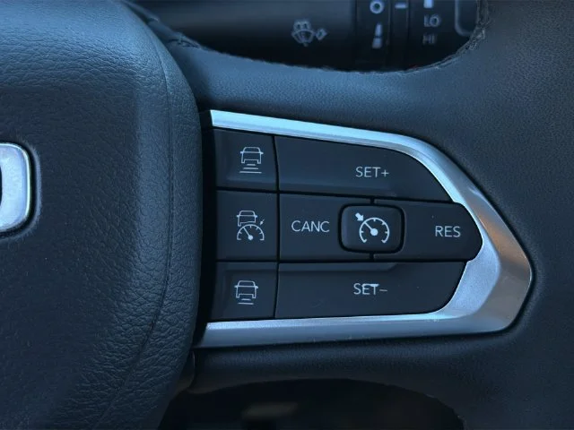 Used 2024  Jeep Limited image 28