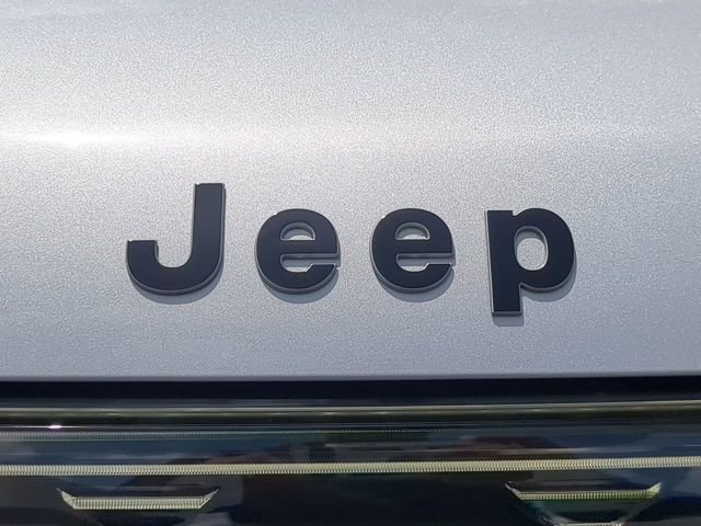 New 2026 Silver-Zynith Exterior Paint Jeep Limited Altitude image 13