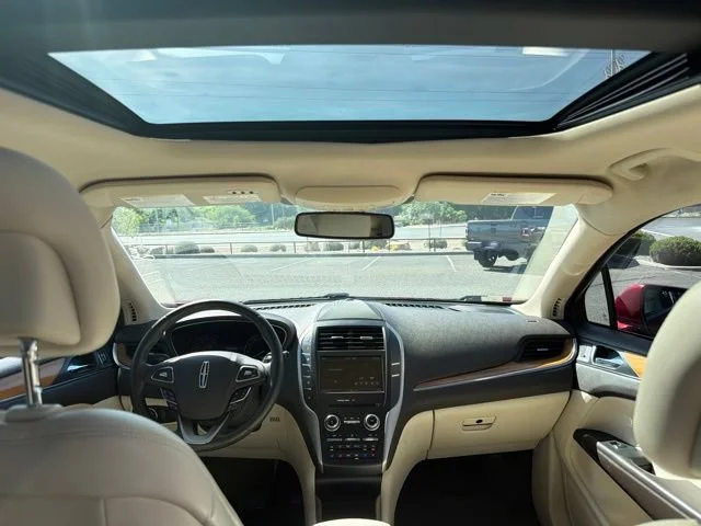 Used 2015 Red Lincoln Base image 10