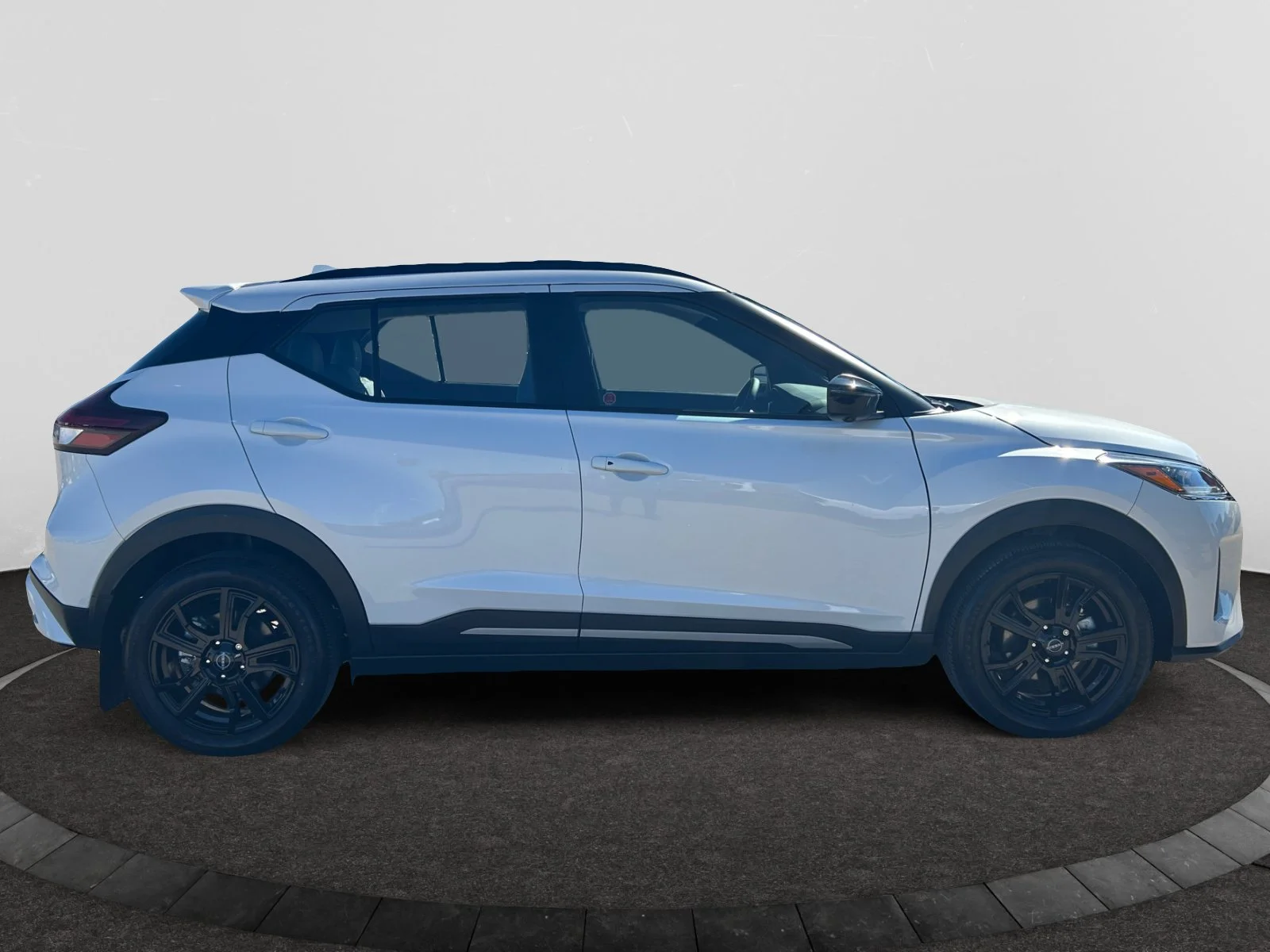 Used 2024 White Nissan SR Premium image 6