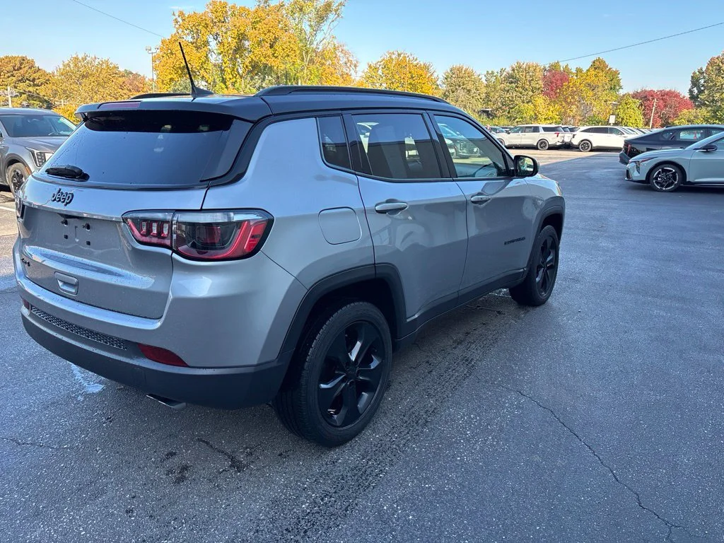 Used 2021 Billet Silver Metallic Clearcoat Jeep Latitude image 4