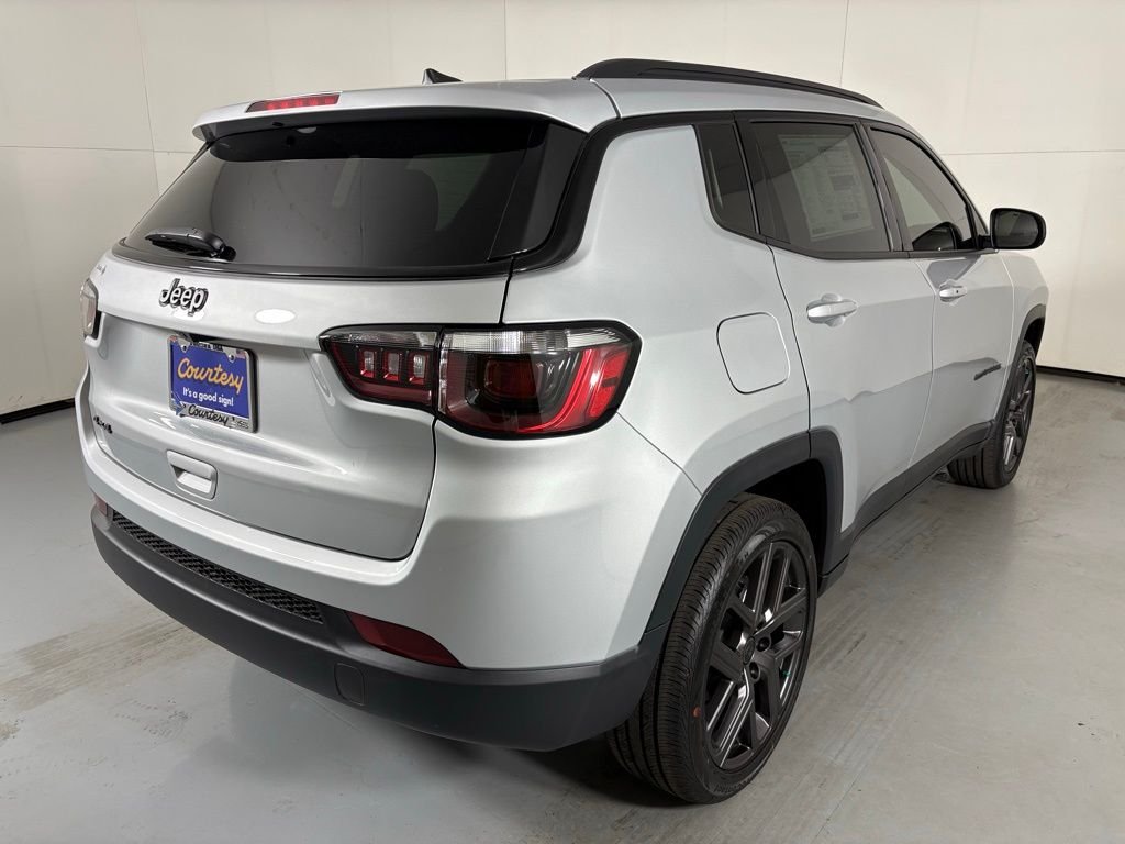 New 2026 Silver Zynith Metallic Clearcoat Jeep Latitude image 8