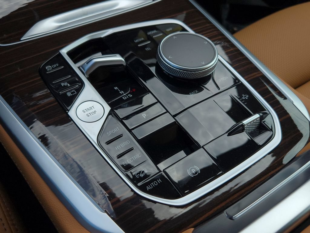 New 2026 Skyscraper Grey Metallic BMW xDrive50e image 9