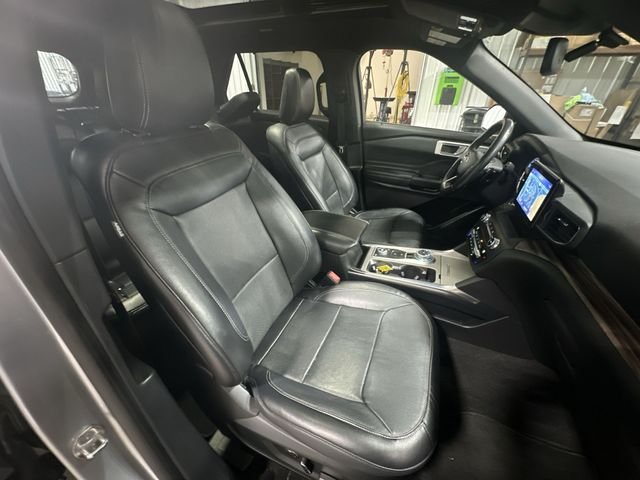 Used 2020 Silver Metallic Ford Limited image 32